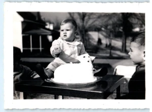 Vintage Foto Januar 1945, 1 Jahr alt @ Geburtstagsparty mit Lammkuchen, B 4,5x3,5 - Bild 1 von 2