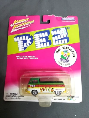 Литой под давлением пикап Johnny Lightning VW тип 2 Pez 50th Anniversary 1:64 - Изображение 1 из 2