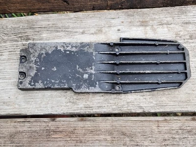 Placa de cubierta inferior de motosierra McCulloch Pro Mac 610 214670 usada Foto 1 de 4