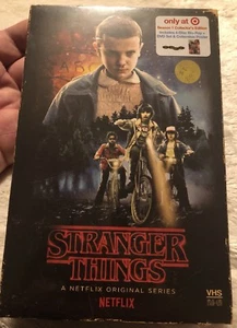 🙂 STRANGER THINGS 🙂 Neu! Staffel 1 Target exklusive VHS Hülle Blu-ray DVD 🙂 - Bild 1 von 3