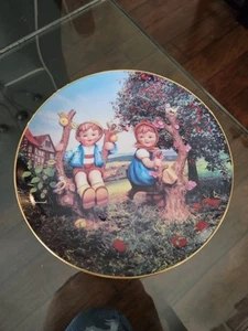 Plato de Coleccionistas MJ Hummel Manzano Niño y Niña Danbury Como Nuevo Pequeño Compañero - Imagen 1 de 2