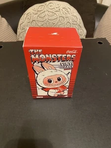 Peluche de vinilo Pop Mart THE MONSTERS Labubu serie Coca-Cola a mano envío rápido - Imagen 1 de 4