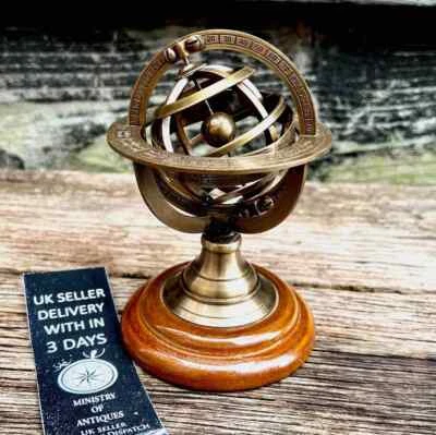 Esfera armilar vintage sobre elegante base de madera: un acento de decoración nostálgica para ti Foto 1 de 4