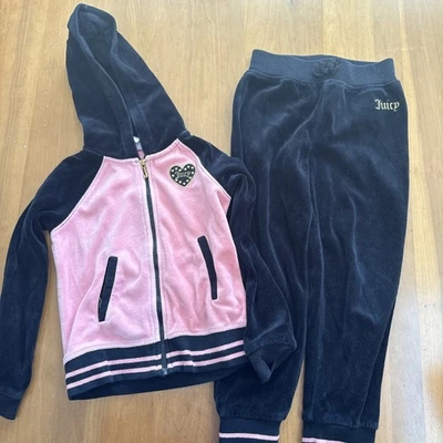 Conjunto de Jaqueta e Calça Track Juicy Couture Meninas Veludo Rosa e Preto com Zíper - Tamanho 5 - Imagem 1 de 4