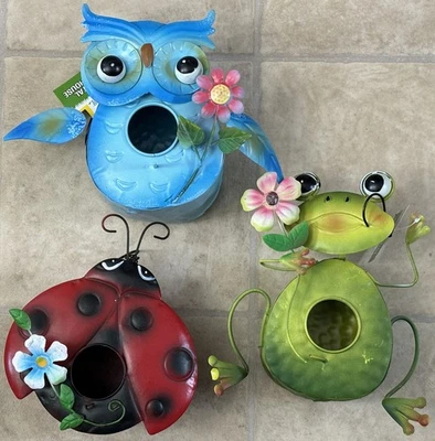 3 CASA DE PÁJAROS DE METAL PARA EXTERIORES TRUE LIVING, BÚHO AZUL, ESCARABAJO ROJO, RANA VERDE NUEVO Foto 1 de 3