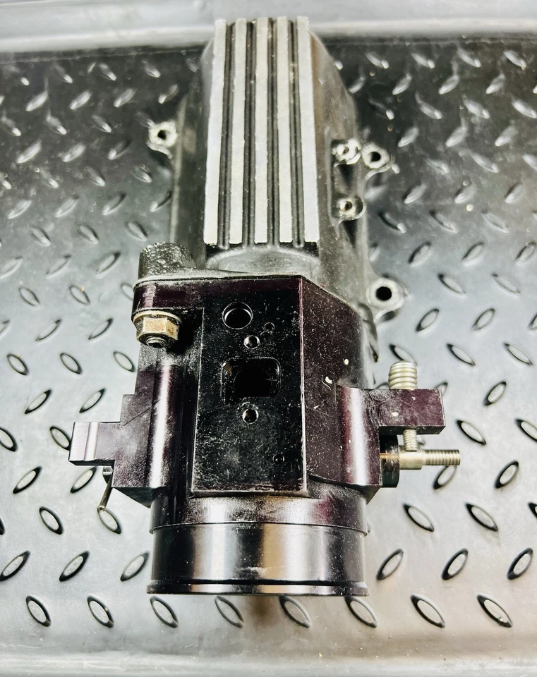 Buick Grand National Pleno de admisión y cuerpo de acelerador de rendimiento GN1 Foto 1 de 4