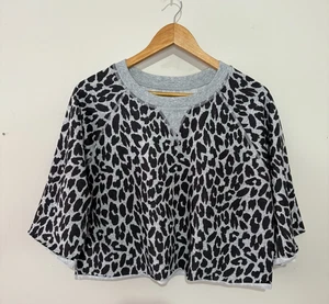 Lorna Jane Sweater Crop SZ L 12 14 Jumper Animal Print Active Short Sleeve Grey - Picture 1 of 11