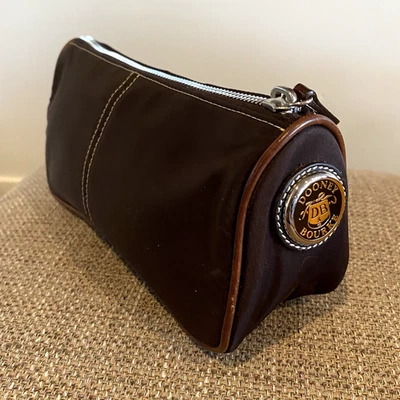 Mini bolso superior con cremallera Dooney & Bourke de colección logotipo viaje marrón neutros preppy Foto 1 de 4