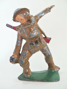 BARCLAY / MANOIL LARGE VINTAGE LEAD WWII 'ARMY SOLDIER THROWING HAND GRENADE' - Picture 1 of 5