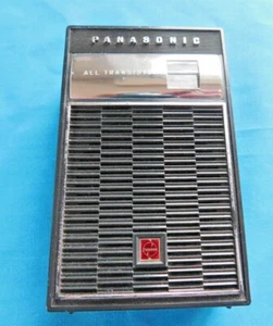 VINTAGE MATSUSHITA PANASONIC RADIO A 7 TRANSISTOR MODELLO R-1076 LAVORO PULITO GIAPPONESE - Foto 1 di 7