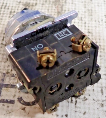 Cutler Hammer Two Position Switch w/ NC 1091 NO T1 Contact Block - TESTED - Image 1 of 4