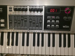 CME Uf60 MIDI Controller Keyboard - Picture 1 of 4
