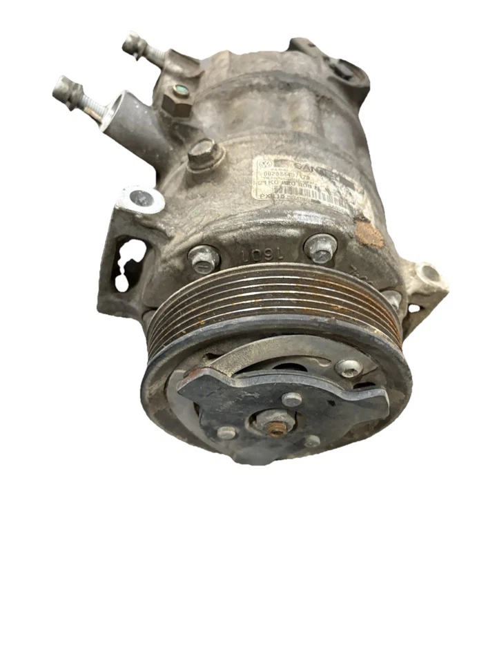 Compresor de aire acondicionado usado se adapta a: Volkswagen Jetta 2012 exc. City Sdn 2,0 L Foto 1 de 4