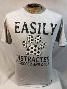 Camiseta Gris Fácilmente Distraída por Fútbol y Perros Talla Grande - Imagen 1 de 8