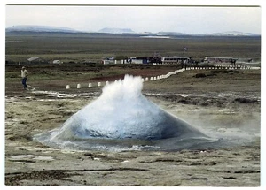 1980's Iceland Postcard The Strokkur Geyser Starting To Erupt Unposted - Picture 1 of 2