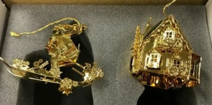 The Danbury Mint Gold Christmas Ornament Collection 2002 Santa Sleigh and Chalet - Imagen 1 de 6