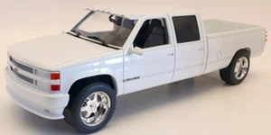Greenlight 1/18 Scale 19072 - 1997 Chevrolet Custom Silverado 3500 - White - Picture 1 of 7