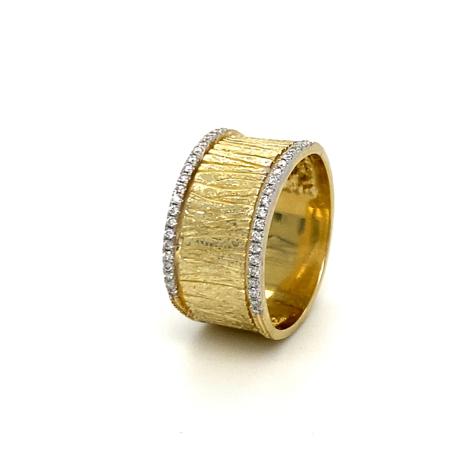 Banda ancha de diamantes con textura orgánica corteza artesanal de oro amarillo macizo de 14 k con 2 filas Foto 1 de 4
