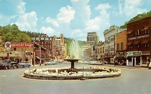 Kristall Wasserbrunnen Vintage Autos Straßenszene heiße Quellen, AR-Vtg 1950er Postkarte - Bild 1 von 2