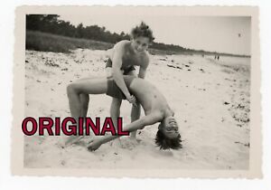 Oryginalne zdjęcie 1957 Chłopcy Chłopcy w kąpielówkach podczas walki ringowej Judo ? na plaży z zabawą