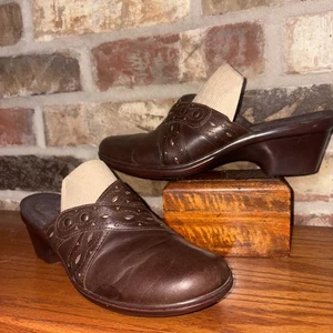 Clark's Bendables Talla 10M Mujer’s Mule Mocasines Zapatos Cuero Marrón 2” Tacón Bonito - Imagen 1 de 4
