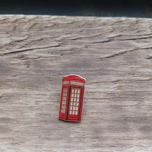Pin de solapa de cabina telefónica rojo de colección - Imagen 1 de 6