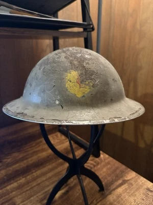 Casco Kelly M1917A1 Segunda Guerra Mundial EE. UU. - Pintura y forro originales - Estilo Brodie de principios de la Segunda Guerra Mundial Foto 1 de 4