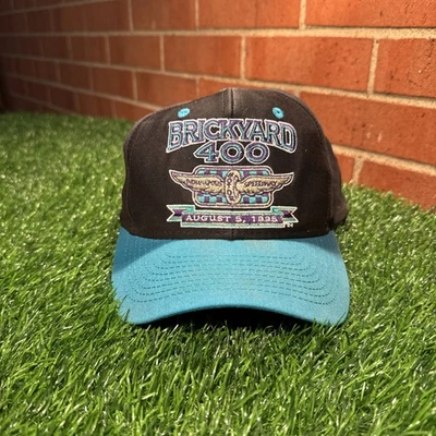Sombrero de carreras Brickyard 400 1995 de colección logotipo bordado con hilo plateado brillante Foto 1 de 4