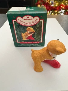 Hallmark™ "Orso alla cannella" 5° di una serie - Ornamento in fine porcellana dipinto a mano - Foto 1 di 8