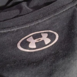 CAMISETA UNDER ARMOR TAGLESS HEATGEAR XL HOMBRE NEGRA HOLGADA - Imagen 1 de 4