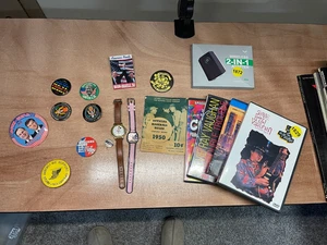 OROLOGI DISNEY CASSETTO SPAZZATURA TOPOLINO-PALLA DA BASEBALL VINTAGE-STEVIE RAY DVD-POLITICAL - Foto 1 di 5