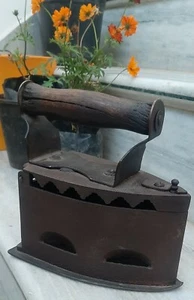 Antiguo hierro carbón mango de madera oxidado ropa hierro antiguo carbón hierro  - Imagen 1 de 10