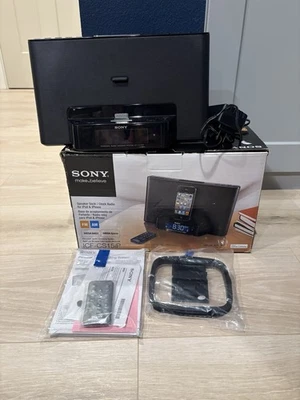 Sistema de audio personal Sony ICF-CS15iP Dream Machine / base para iPod con caja Foto 1 de 4