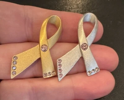 Par de prendedores de cinta Avon para cáncer de mama estrás rosa tono dorado y plateado  Foto 1 de 3
