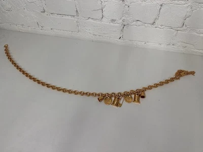 AW23 Moschino Couture Jeremy Scott Costura Dorada con Alfileres y Dedales Dijes Cinturón Foto 1 de 4