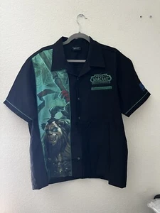 World of Warcraft Mists Of Pandaria Employee Shirt Large *Missing Button* #232 - Bild 1 von 8