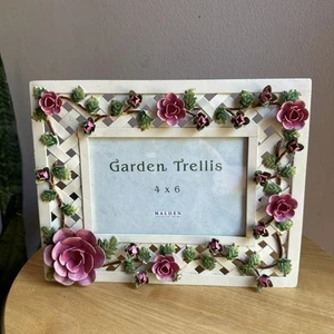 Bellissima CORNICE PORTAFOTO METALLO ROSE MALDEN GIARDINO TRALICCIO 3D dipinta a mano 4x6 nuova - Foto 1 di 5