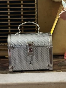 American Girl Puppenkiste Zubehör silber Metallkoffer - angenehm mit Geldkarten - Bild 1 von 10