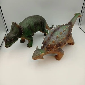 Coppia di grandi dinosauri in gomma morbida giocattoli 16" e 19" Centrosaurus e Tianzhenosaurus - Foto 1 di 21