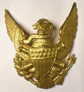 Insignia de sombrero de latón de cañones cruzados de águila de colección grande de 4 1/2" de alto por 4" de ancho - Imagen 1 de 2