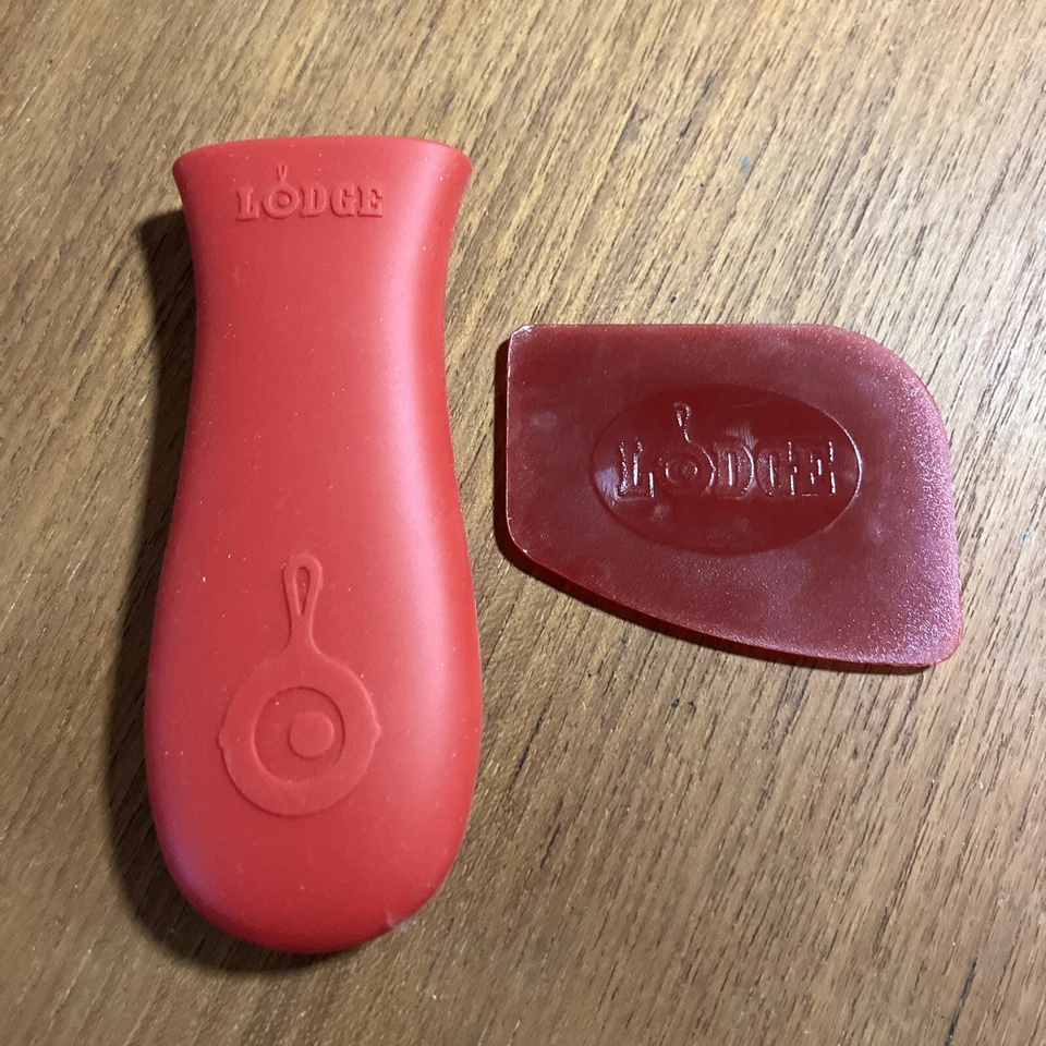 Soporte de mango caliente de silicona Lodge rojo funda protectora contra el calor y raspador Foto 1 de 1