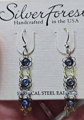 Pendientes Bosque Plata EE. UU. Cuelgan Triple Flor Azul con Cuentas Verdes Amarillas Delicadas Foto 1 de 4
