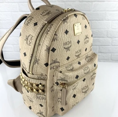 Mochila MCM Stark Visetos Mini Tachonada Recubierta Beige $795 Foto 1 de 4