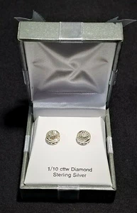 Pendientes de tachuelas redondos de plata esterlina blancos de 1/10 cttw - Imagen 1 de 10