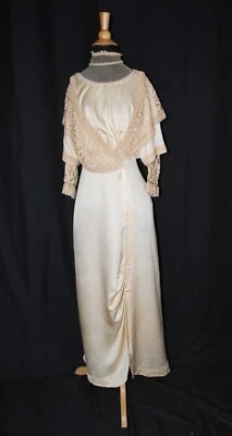 VESTIDO DE NOVIA EDUARDIANO MARFIL SATINADO CHARMEUSE CON CINTA DE ENCAJE EN RED, 1915-1918 Foto 1 de 4