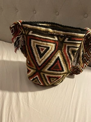 Mochila Wayuu, tejida en forma geométrica multicolor, hecha en Colombia Foto 1 de 4