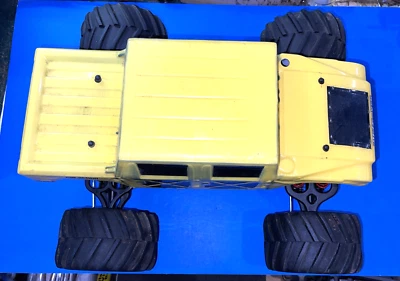 TRAXXAS GAS T-MAXX 4WD OFF ROAD TRUCK PROJECT LOTS OF PARTS NO MOTOR - Image 1 of 4