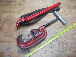 Ridgid #42A 3/4"-2" four wheel pipe cutter and #5 aluminum strap wrench - Picture 1 of 14