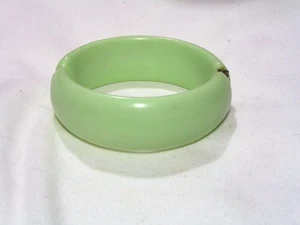 ...Vintage grüner Lucite ovaler aufklappbarer Armreif... - Bild 1 von 10