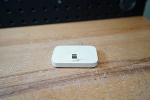 (E) Genuine Original Apple iPhone Lightning Dock Charging Base A1605 White - Picture 1 of 3